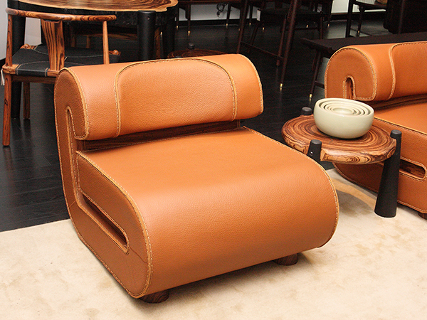 烏金木_厚牛皮 啡色花卷沙發（一人）<br>尺寸：500 x 930 x 690 mm <br>AF-S-026