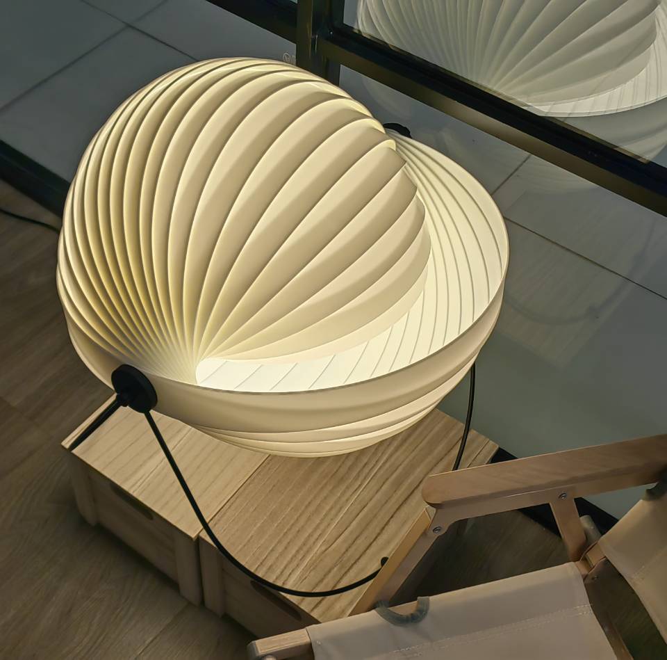 可旋動變換形態坐燈，獲設計獎<br>IT-006