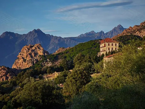 為何農民家園建築在大山大嶺上？ 有這必要嗎？