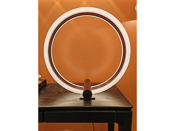 光環枱燈<br>450 x 210 x 454mm  <br> 24 W   輕觸調光 2 級 <br>SP 005