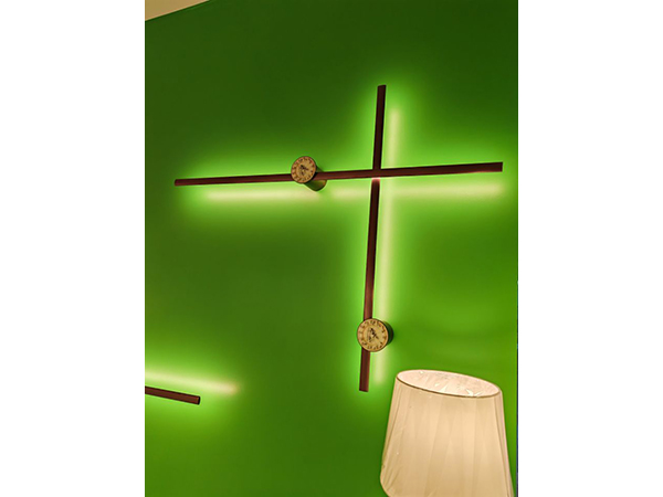 轉 動 壁 燈<br>一支 1.2m ( 17 W ) 及 一支 1.5m ( 21 W ) 組合的效果<br>SP 010