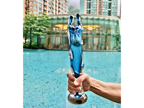 手握擁抱花瓶 琉璃<BR>底座直徑 D80 x H350mm  <BR>  CM - L - 025