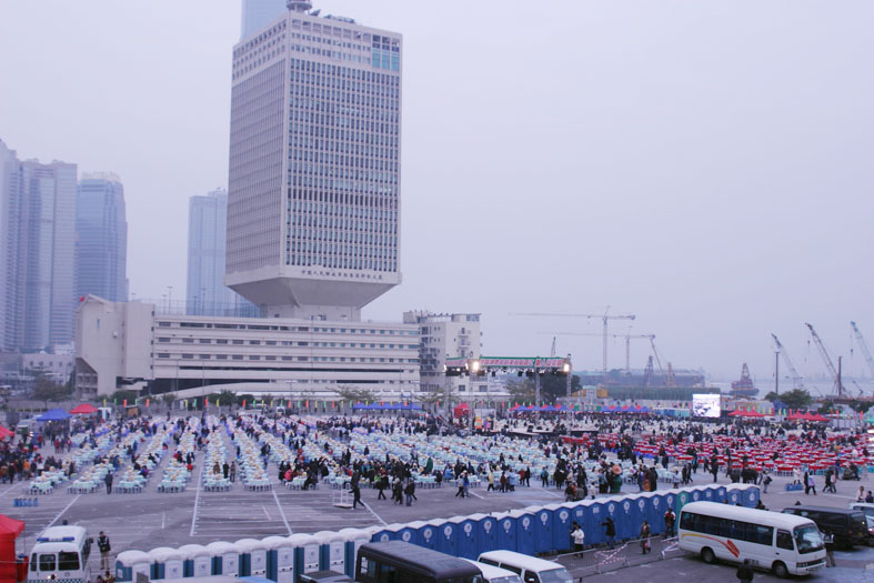 政府總部前身地段…香港中環添馬艦側的盆菜宴，由忠誠盆菜提供2006年1月8日  >>>更多
